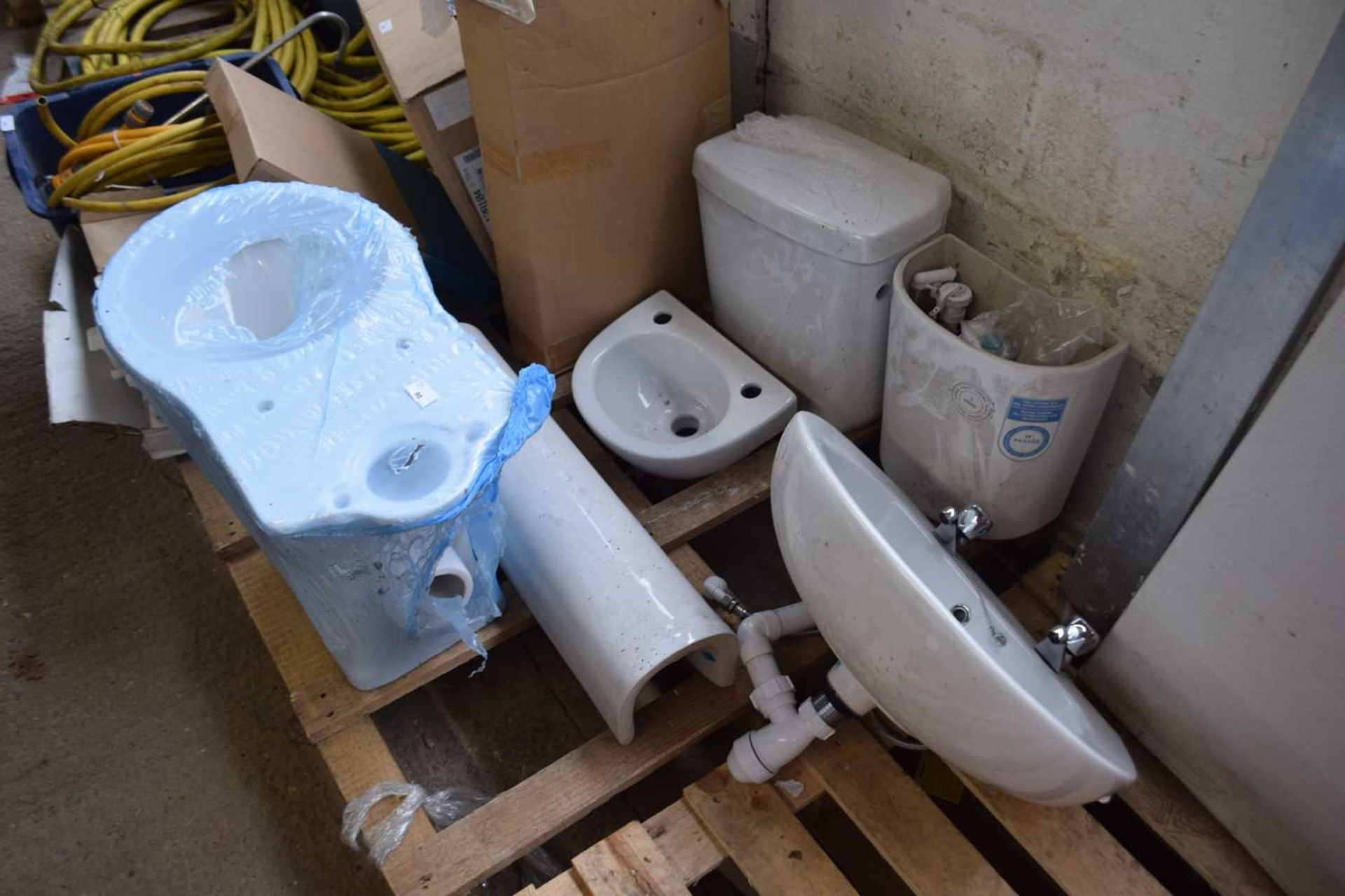 Quantity of porcelain bathroom furniture to include pan, sinks, pedestal etc