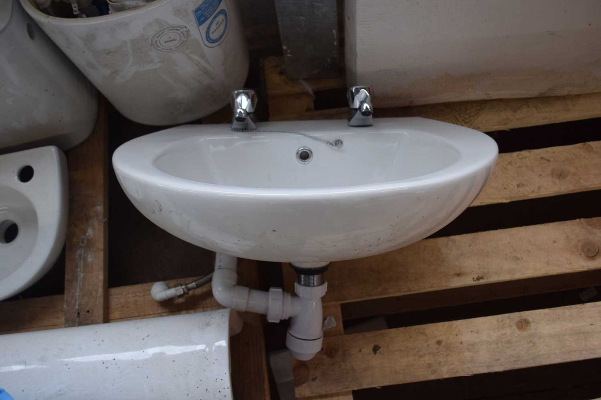 Quantity of porcelain bathroom furniture to include pan, sinks, pedestal etc - Image 3 of 4