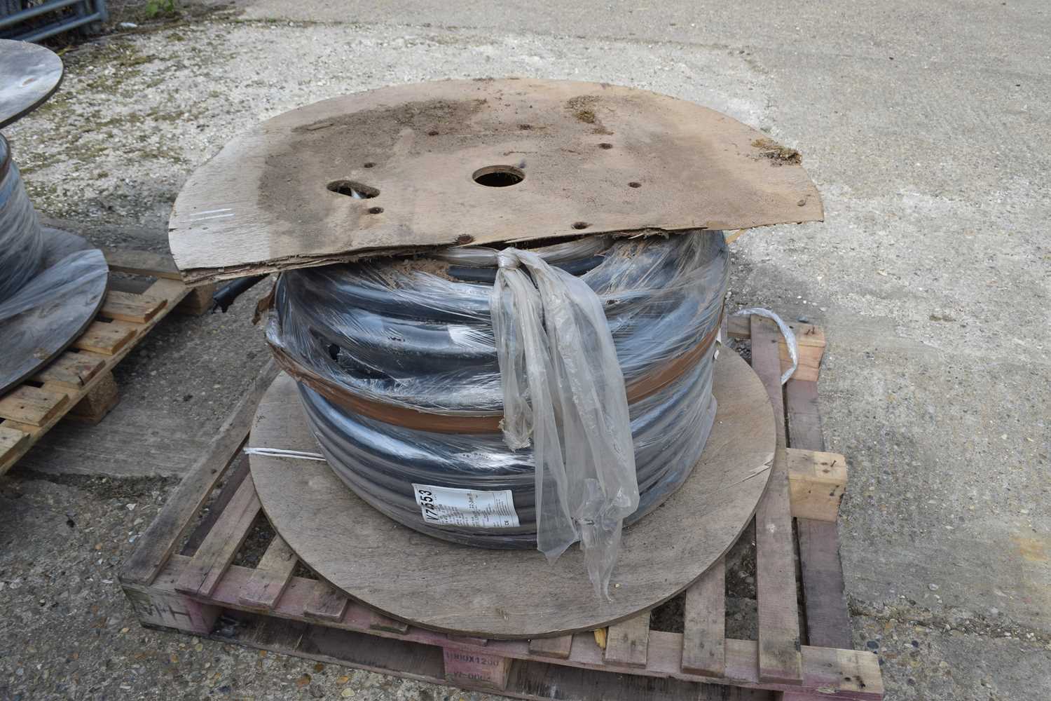 Cable reel containing 110m of 4-core armoured cable (4 x 50 sq mm) - Image 2 of 4