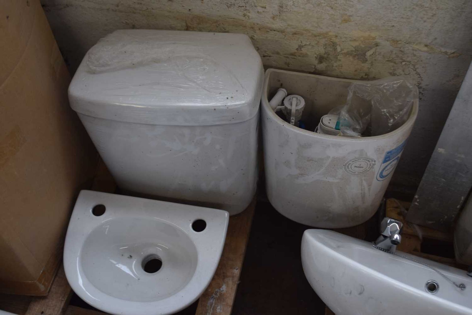 Quantity of porcelain bathroom furniture to include pan, sinks, pedestal etc - Image 2 of 4