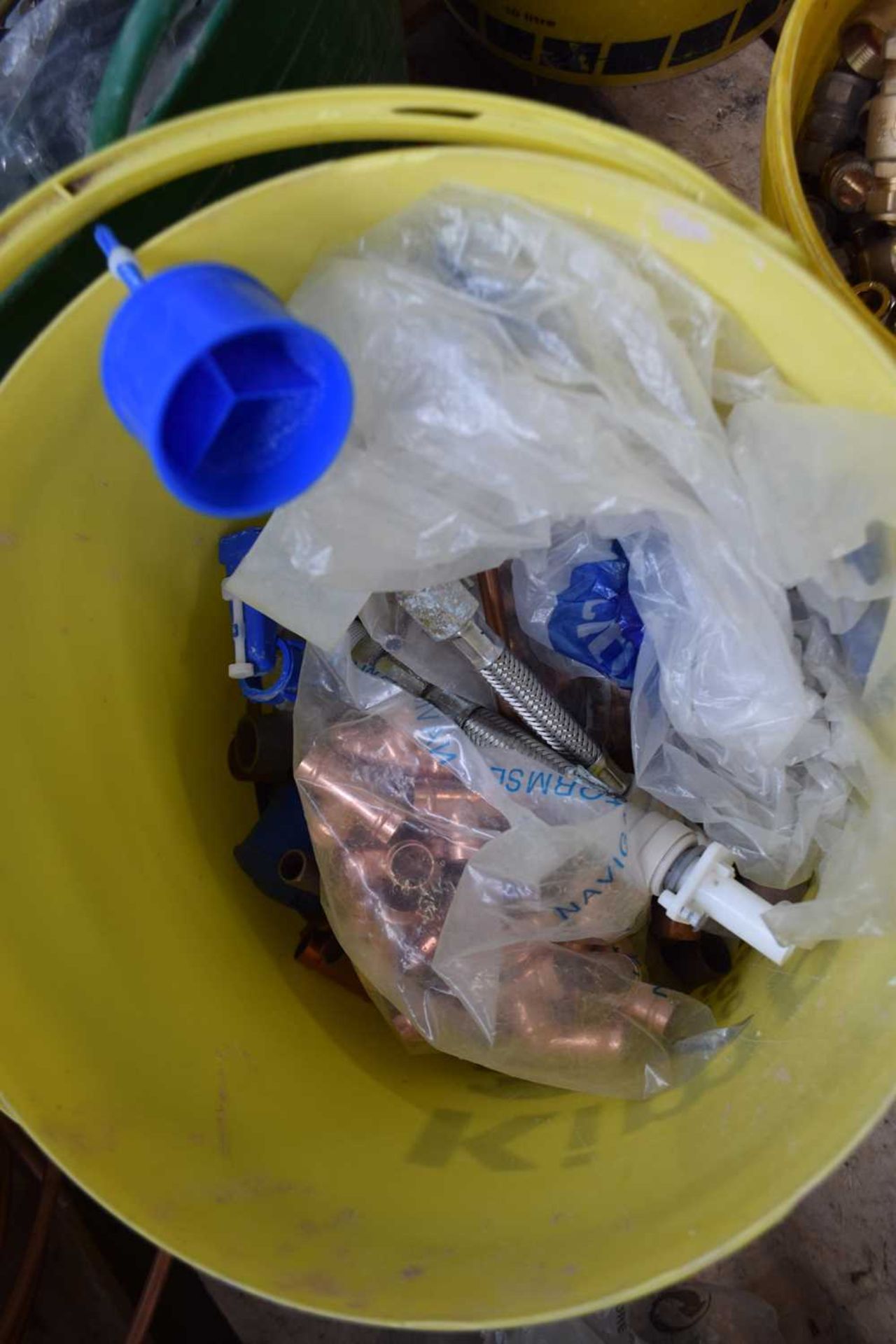 Bucket containing a large quantity of copper jointing sections to include 15mm T joints among