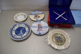 QUANTITY OF COMMEMORATIVE PLATES INCLUDING ROYAL WORCESTER, RAGGETTY ANNE, HORNSEA PLATES, AND QUEEN