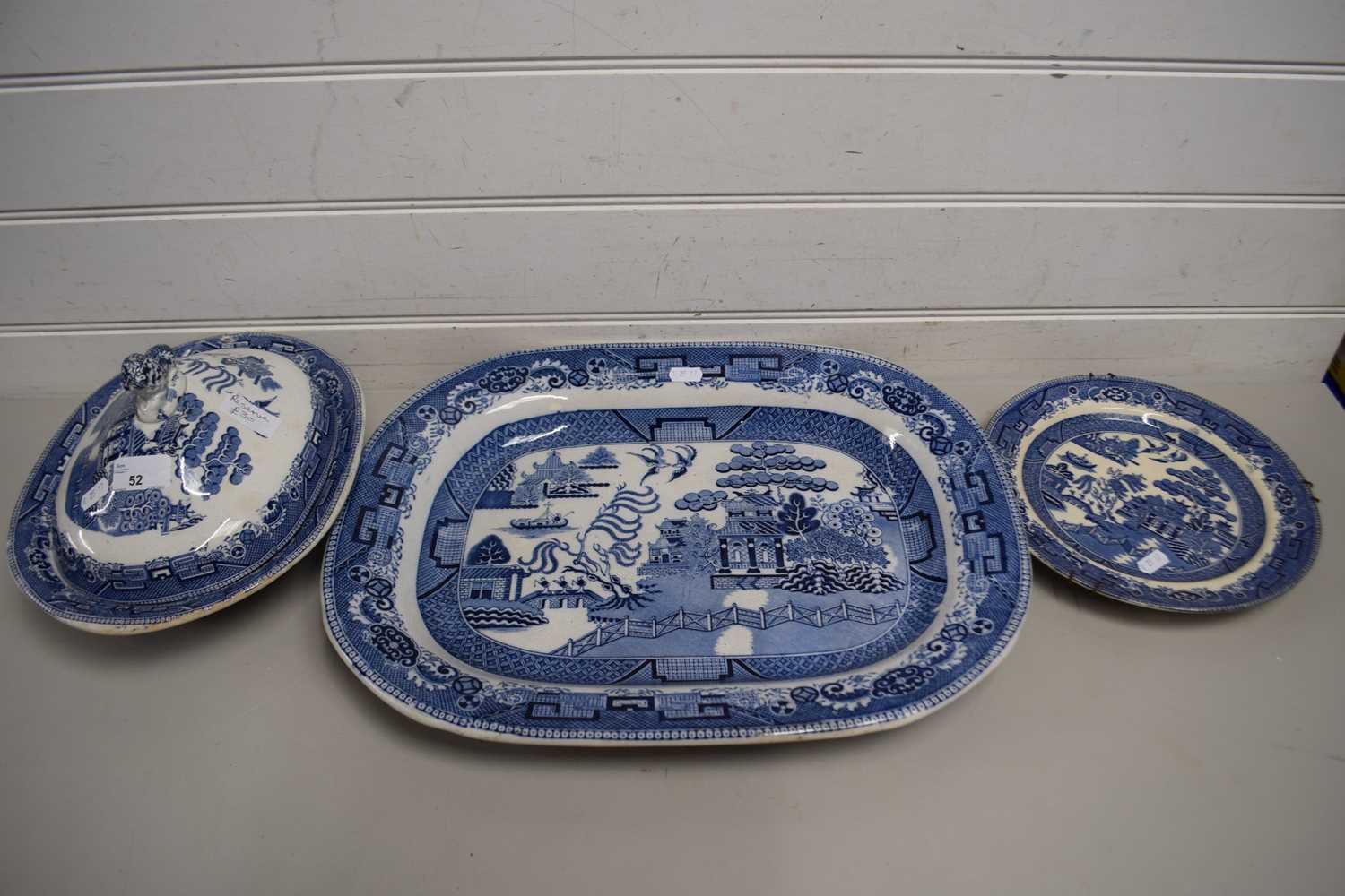 BLUE AND WHITE WILLOW PATTERN TUREEN AND COVER, LATE 19TH CENTURY, TOGETHER WITH A SIMILAR PLATE AND