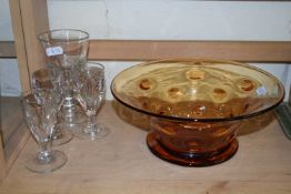 SMALL 19TH CENTURY DRINKING GLASSES TOGETHER WITH AN AMBER GLASS BOWL (5)