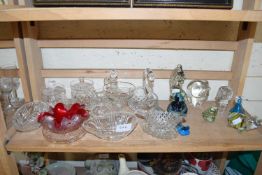 VARIOUS GLASS WARES TO INCLUDE A MDINA GLASS SEAHORSE AND OTHER ITEMS