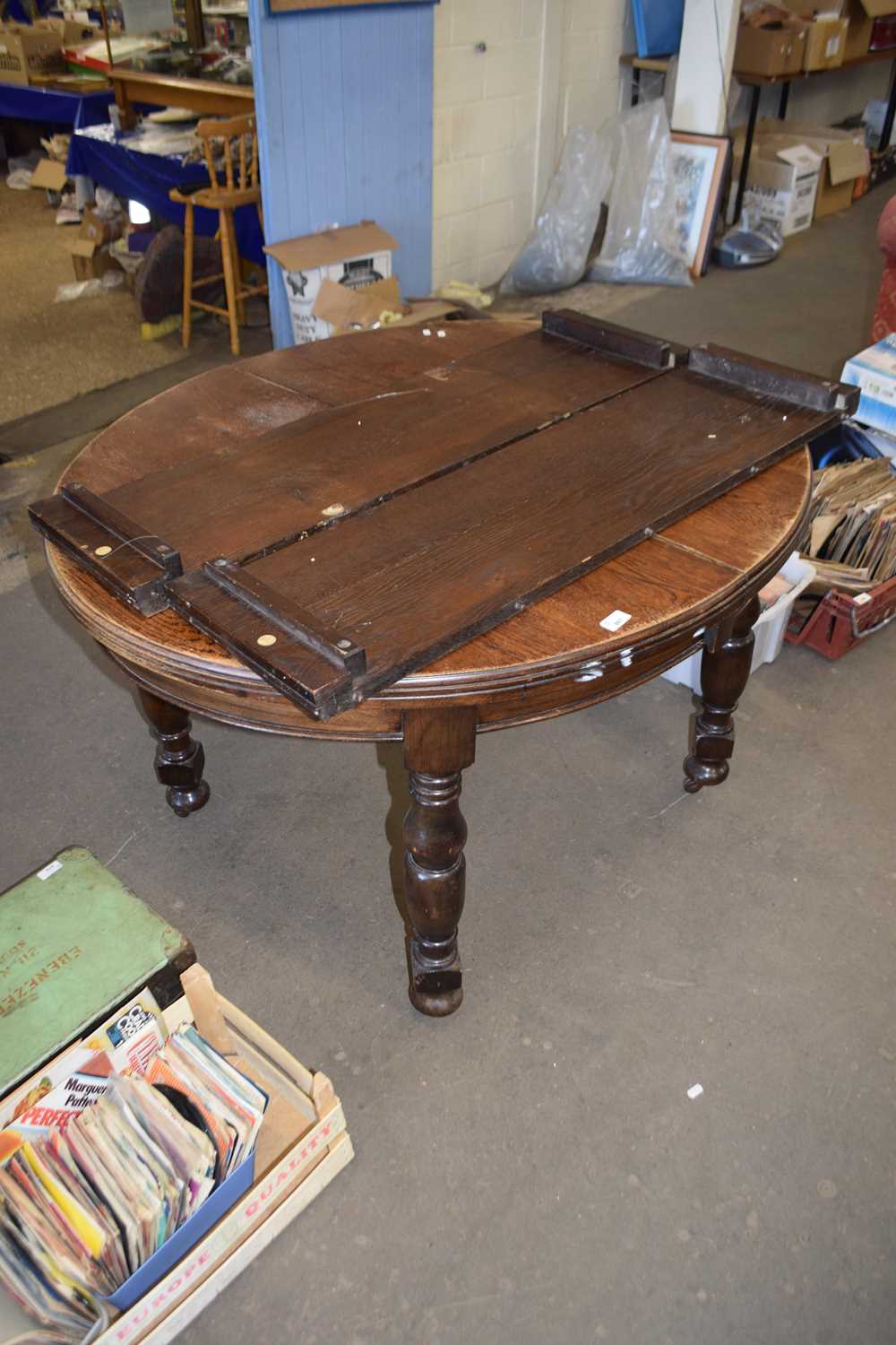 CIRCULAR DINING TABLE WITH TWO EXTENSIONS