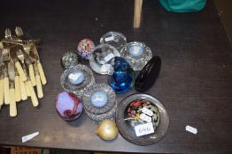 VARIOUS DECORATED PAPERWEIGHTS TO INCLUDE WEDGWOOD