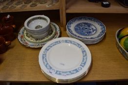 DECORATED PLATES TO INCLUDE MASONS WILLOW PATTERN, ROYAL KENT AND OTHERS