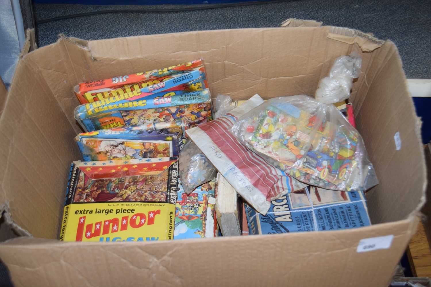 BOX CONTAINING MIXED VINTAGE JUNIOR JIGSAWS, AIRCRAFT JIGSAWS ETC