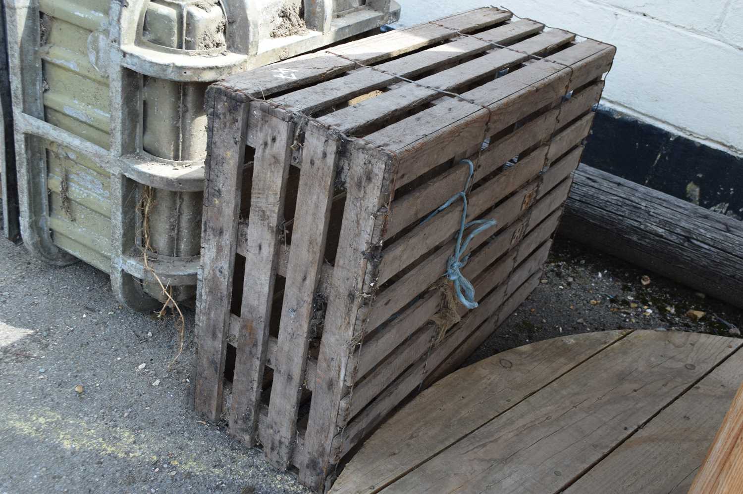 Pigeon transport crate, 88cm wide x 60cm, height approx 30cm - Image 2 of 2
