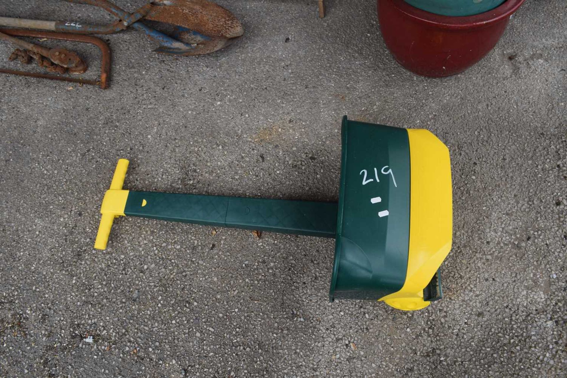 Evergreen rotary spreader