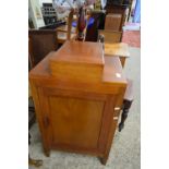 EARLY 20TH CENTURY MAHOGANY SINGLE DOOR BEDSIDE CABINET, 50CM WIDE