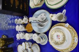 MIXED LOT - VARIOUS CERAMICS TO INCLUDE ROYAL COMMEMORATIVE MUGS, DECORATED PLATES, HONG KONG