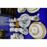 MIXED LOT - VARIOUS CERAMICS TO INCLUDE ROYAL COMMEMORATIVE MUGS, DECORATED PLATES, HONG KONG