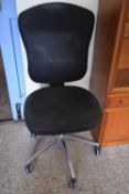 BLACK REVOLVING OFFICE CHAIR