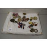 MIXED LOT OF COSTUME JEWELLERY, BROOCHES ETC