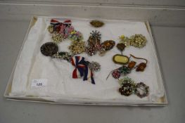 MIXED LOT OF COSTUME JEWELLERY, BROOCHES ETC
