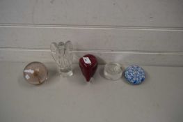 MIXED PAPERWEIGHTS AND ORNAMENTS