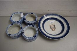 FOUR BLUE AND WHITE ASHTRAYS TOGETHER WITH A ARMORIAL PAINTED PORCELAIN BOWL (5)