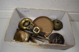 BOX OF MIXED ITEMS TO INCLUDE HORSE BRASS, BEAM SCALES ETC