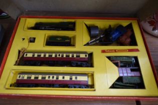 BOX OF TRI-ANG MODEL RAILWAY ROLLING STOCK AND ACCESSORIES