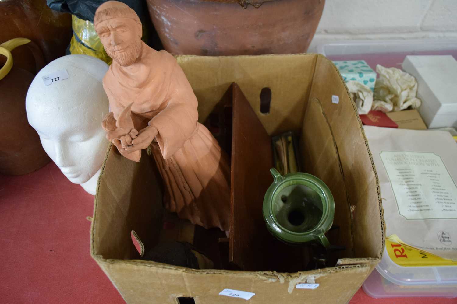 MIXED LOT TO INCLUDE A TERRACOTTA FIGURE OF A MONK