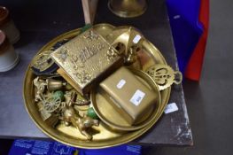 BRASS TRAY CONTAINING MIXED ORNAMENTS, HORSE BRASSES, LETTER RACK ETC