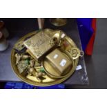 BRASS TRAY CONTAINING MIXED ORNAMENTS, HORSE BRASSES, LETTER RACK ETC