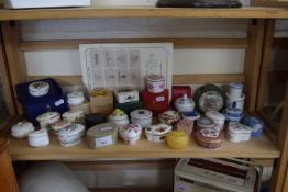 QUANTITY OF CERAMIC PILL BOXES, MAINLY VARIOUS MANUFACTURES INCLUDING SPODE AND ROYAL WORCESTER