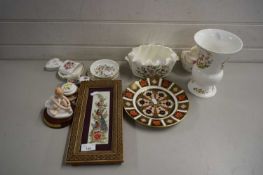 QUANTITY OF CERAMICS INCLUDING A ROYAL CROWN DERBY PLATE AND AYNSLEY VASE IN THE COTTAGE GARDEN