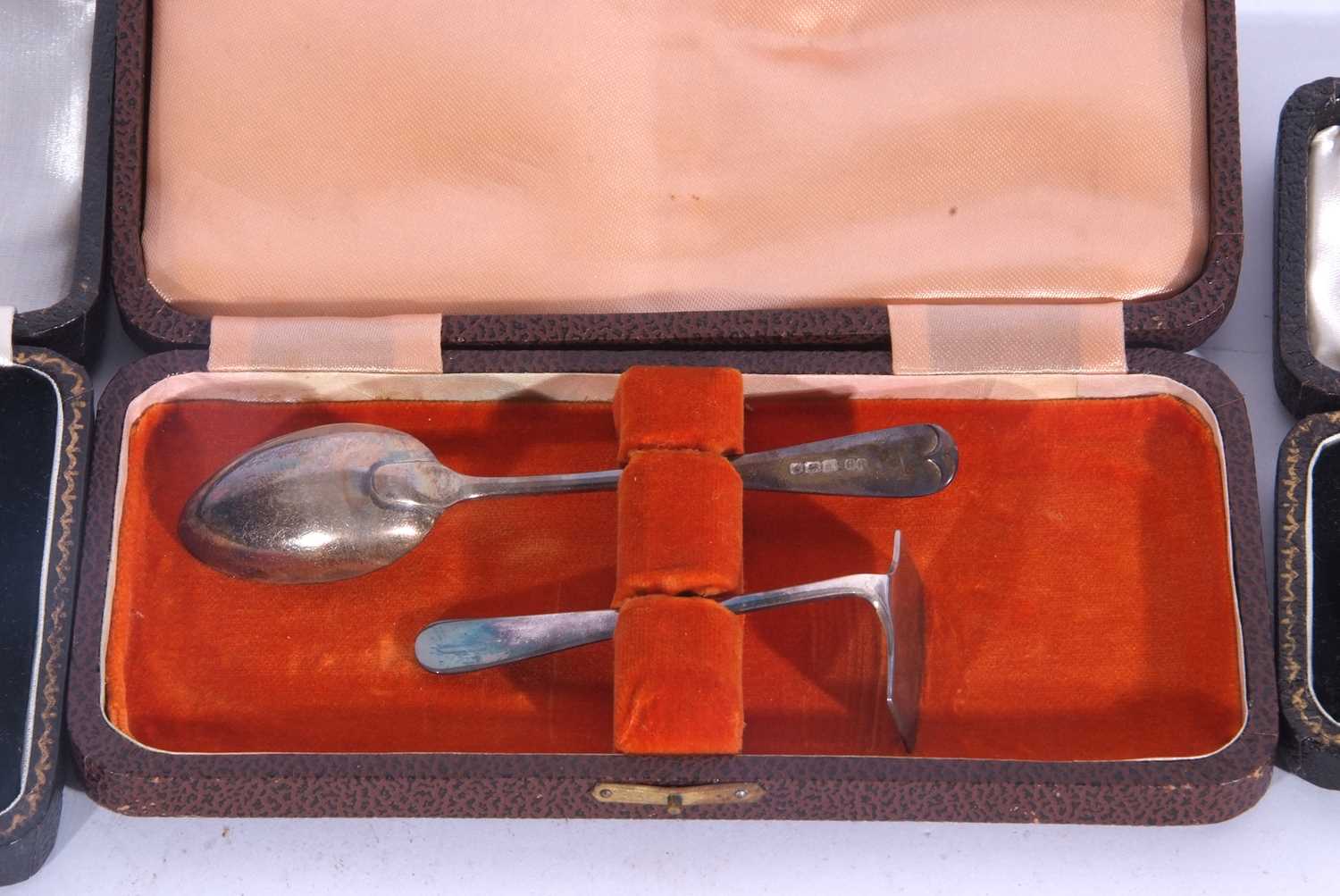 A child's cased feeding spoon and food pusher in Art Deco taste, Sheffield 1939, cased child's - Image 3 of 4