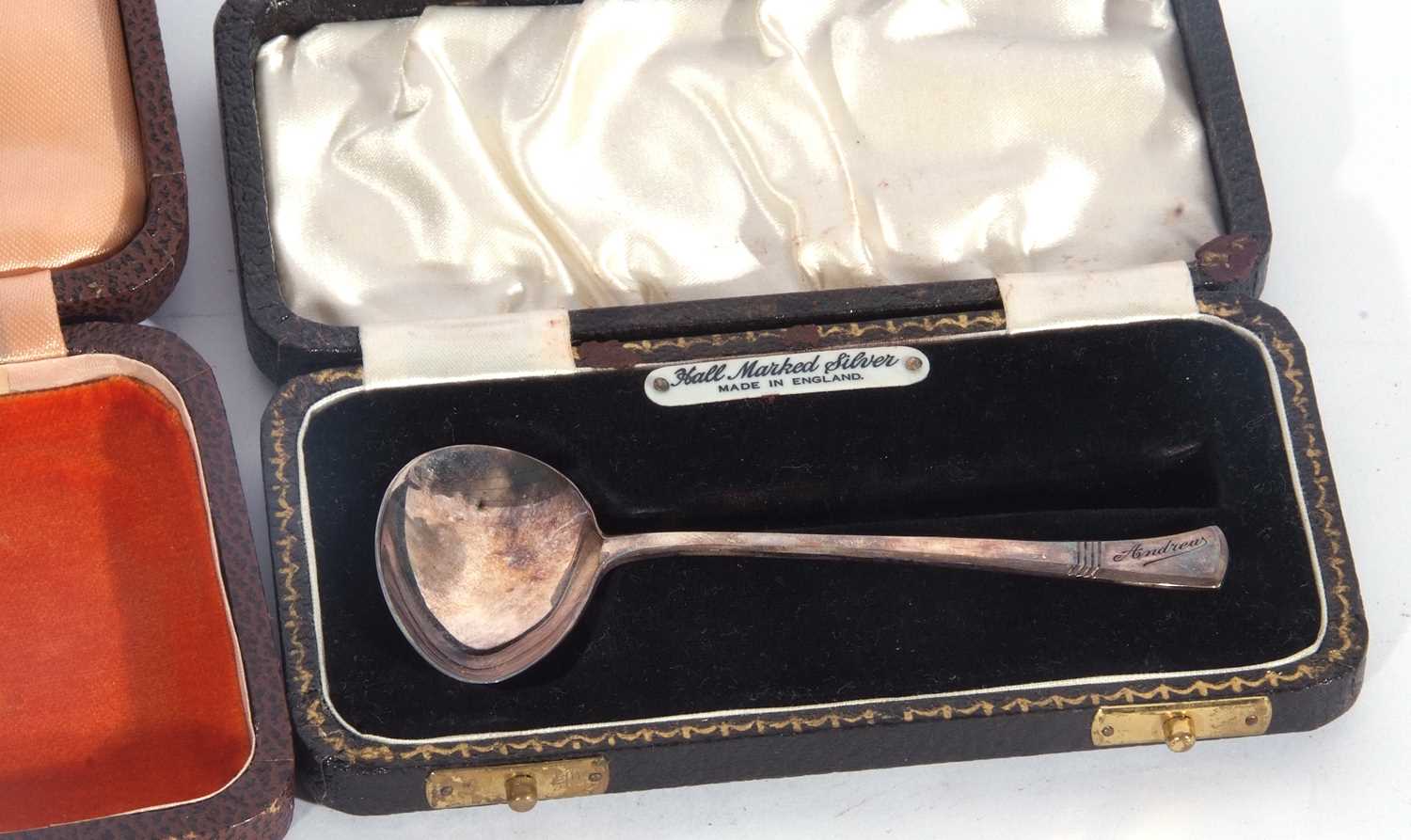 A child's cased feeding spoon and food pusher in Art Deco taste, Sheffield 1939, cased child's - Image 4 of 4
