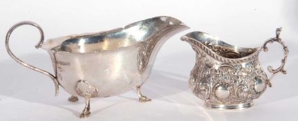 Mixed Lot: George V sauce boat of typical form with card cut rim and scrolled handles, supported