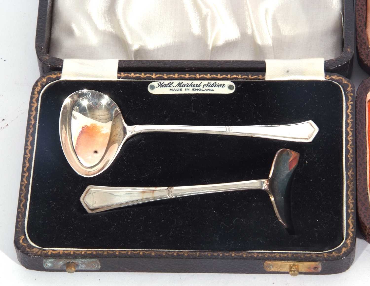 A child's cased feeding spoon and food pusher in Art Deco taste, Sheffield 1939, cased child's - Image 2 of 4