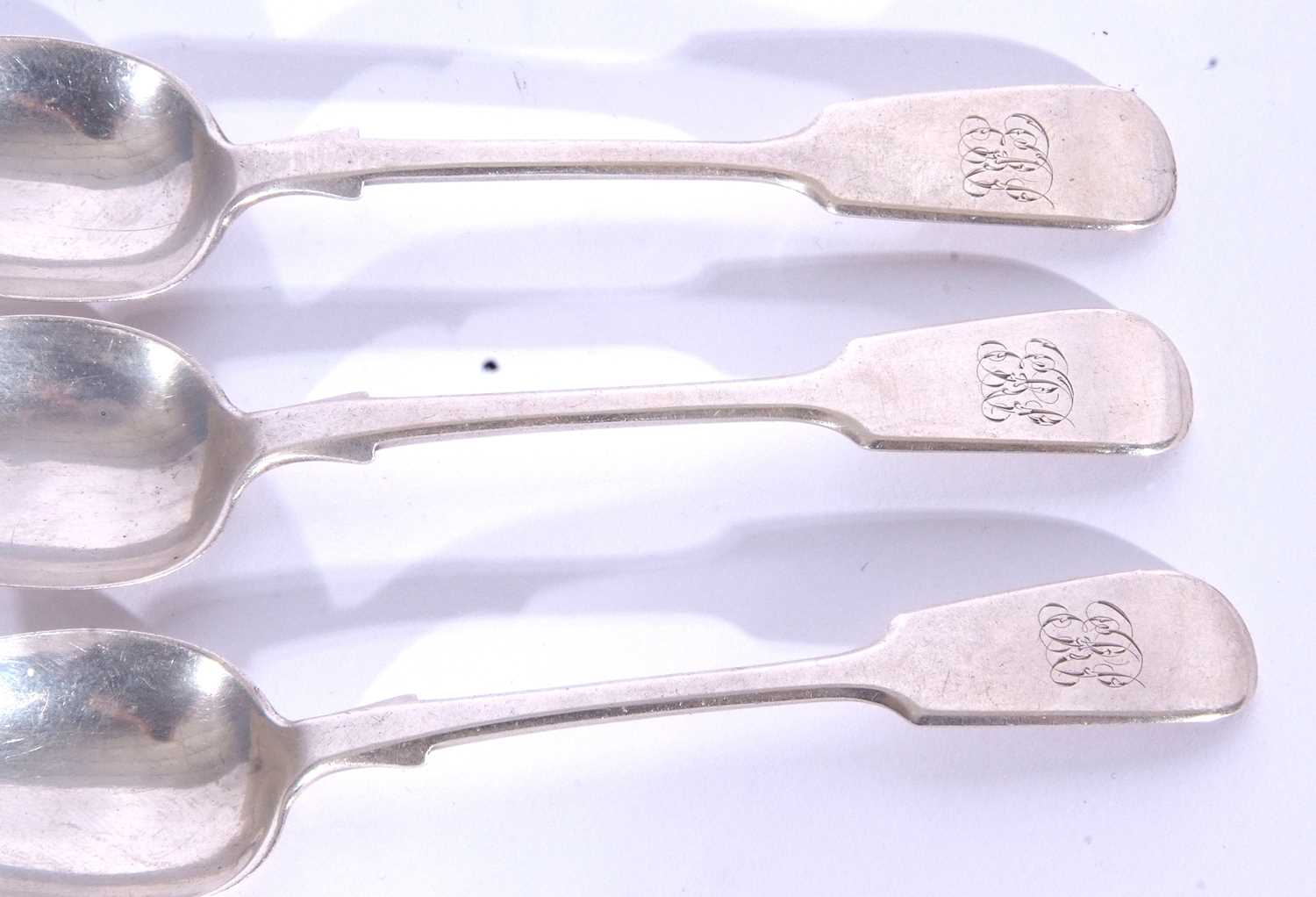 Set of four Victorian provincial tea spoons in Fiddle pattern, Exeter 1859 by Joshua Williams & - Image 3 of 4
