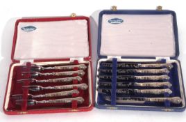 Cased set of six silver handled cake knives in Kings pattern with plated blades, together with a