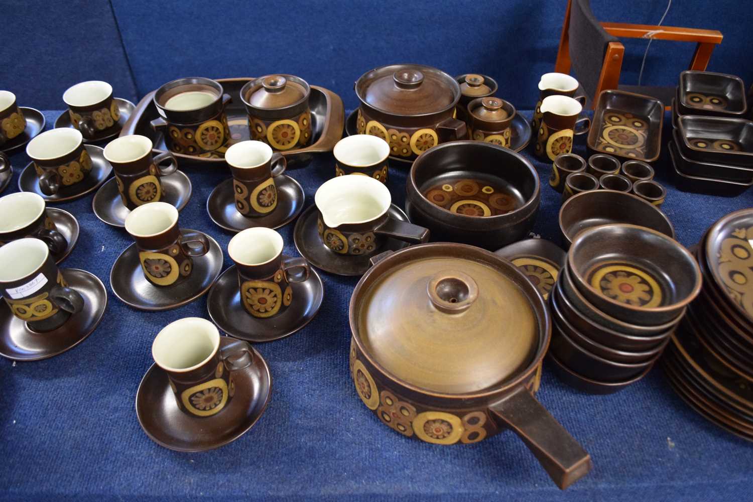 Extensive quantity of Denby Arabesque wares including six dinner plates, seven medium plates, six - Image 4 of 5