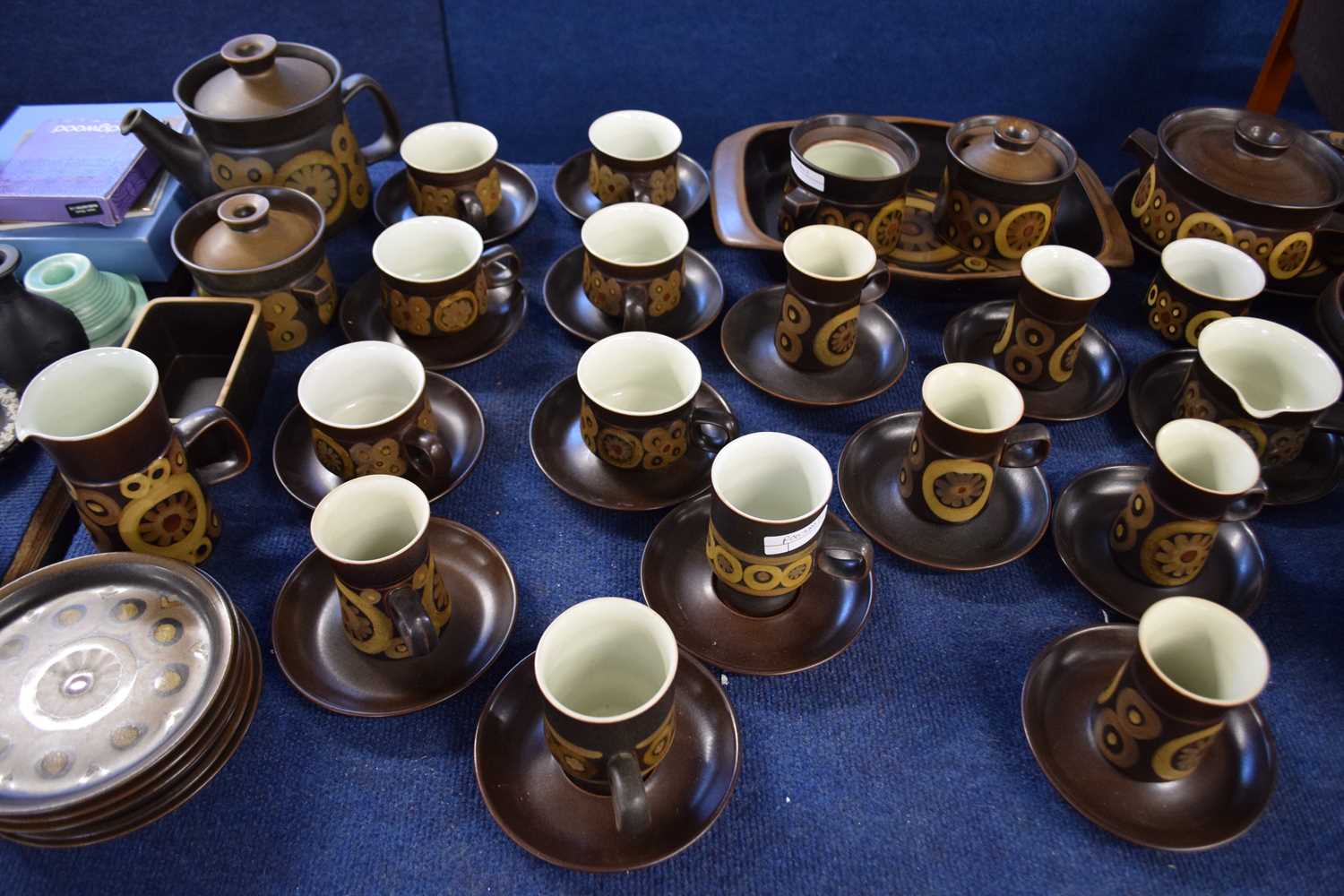 Extensive quantity of Denby Arabesque wares including six dinner plates, seven medium plates, six - Image 3 of 5