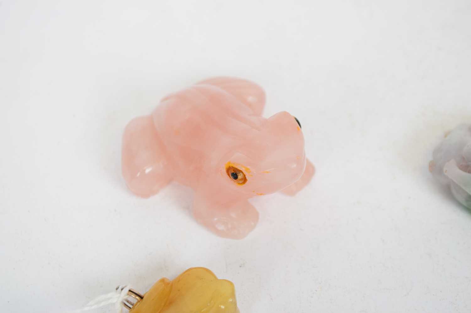 Bag containing a number of glass animals including a pink coloured toad, a soapstone model (4) - Image 4 of 5