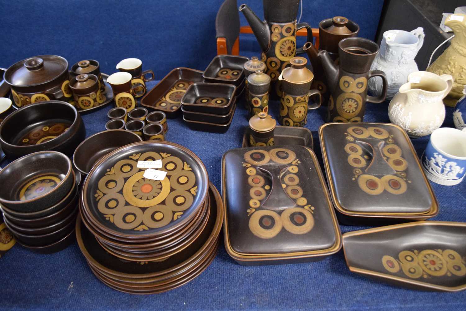 Extensive quantity of Denby Arabesque wares including six dinner plates, seven medium plates, six - Image 5 of 5