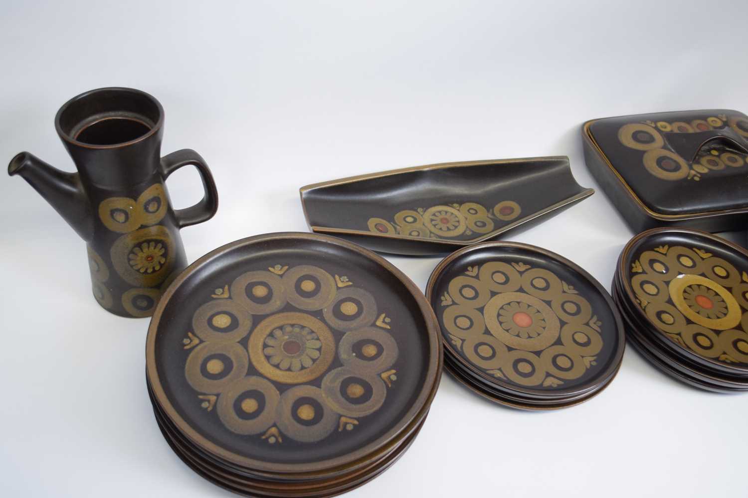 Extensive quantity of Denby Arabesque wares including six dinner plates, seven medium plates, six - Image 2 of 5