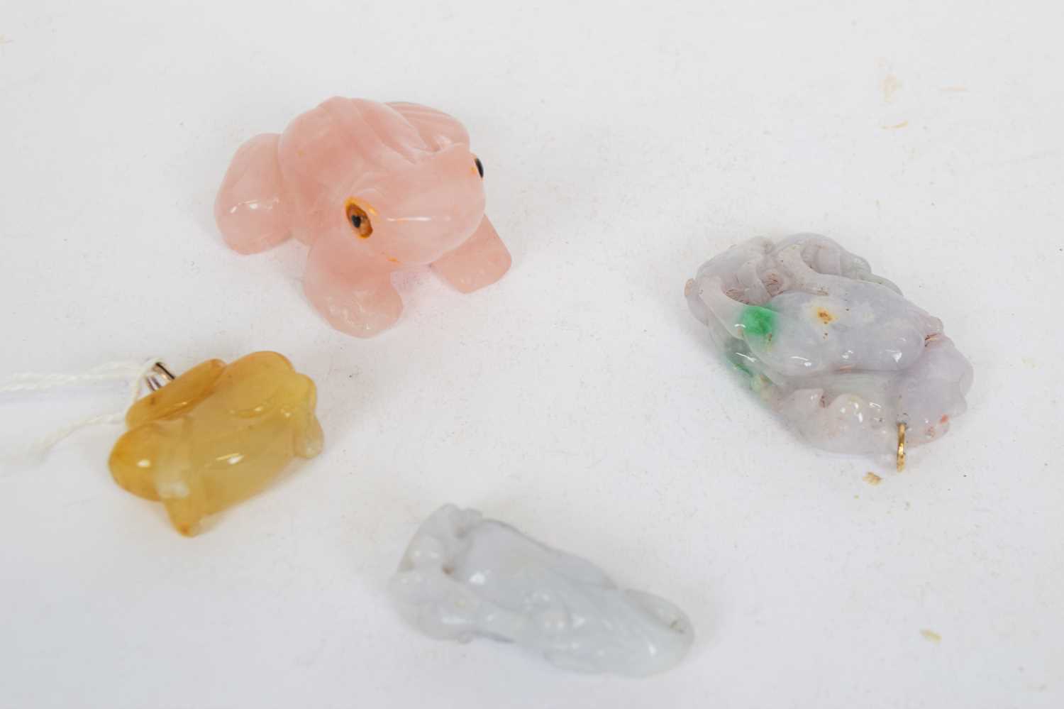Bag containing a number of glass animals including a pink coloured toad, a soapstone model (4)