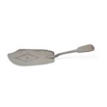 George III fish slice in fiddle pattern with engraved and pierced blade, 28cm long, London 1813 by