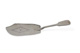 George III fish slice in fiddle pattern with engraved and pierced blade, 28cm long, London 1813 by