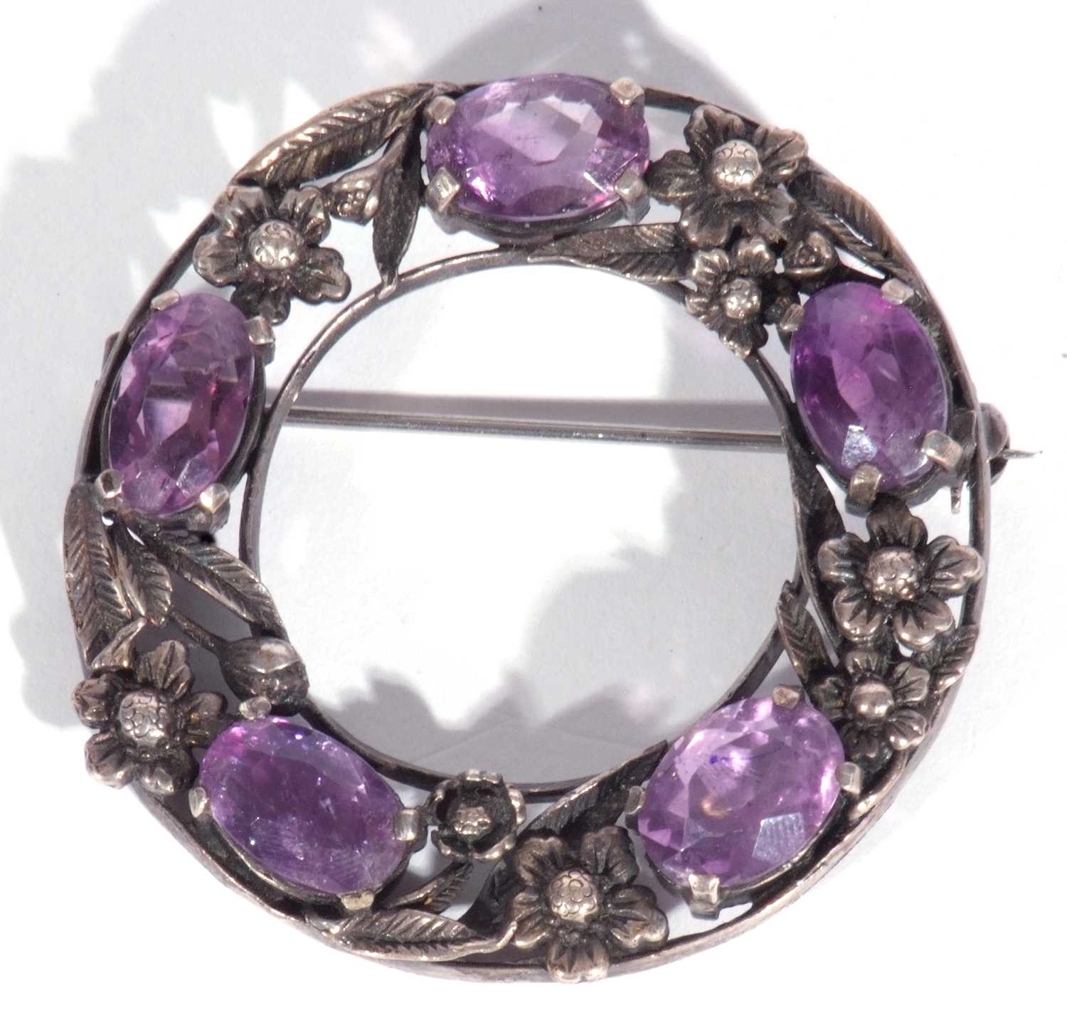 Attributed to Sybil Dunlop, Arts & Crafts garland brooch, the open work design with 5 oval faceted - Image 2 of 3