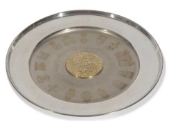 Cased circular shallow dish inscribed 'The Queens Silver Jubilee 1952/1977-The college of Arms'