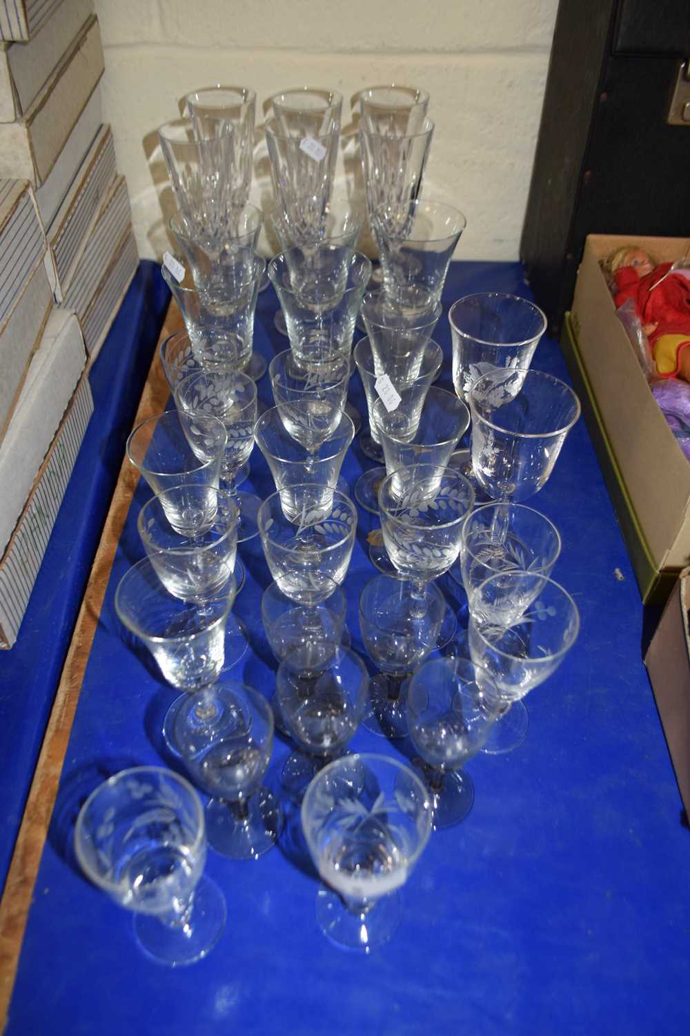 QUANTITY OF MIXED DRINKING GLASSES