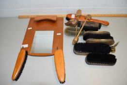 VARIOUS MIXED BRUSHES AND A MIRROR BACK BRUSH RACK