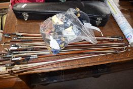 Group of 17 various 20th century violin bows, some a/f, together with a further quantity of