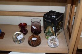 MIXED LOT VARIOUS ASSORTED PAPER WEIGHTS TO INCLUDE MURANO FURTHER SMALL VASES KOSTA CANDLE HOLDER